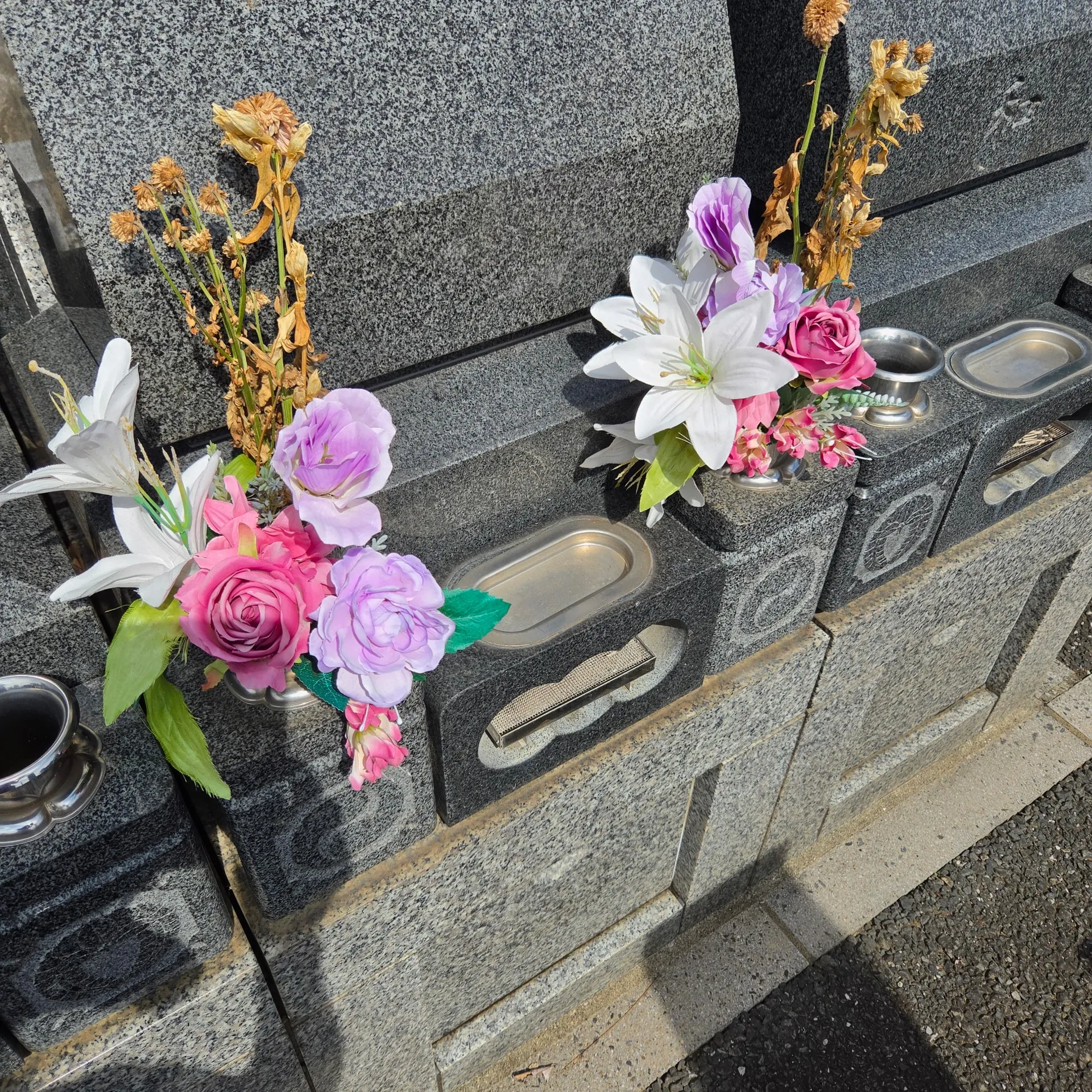 造花と生花のミックスお供え、なるべくやめて下さい